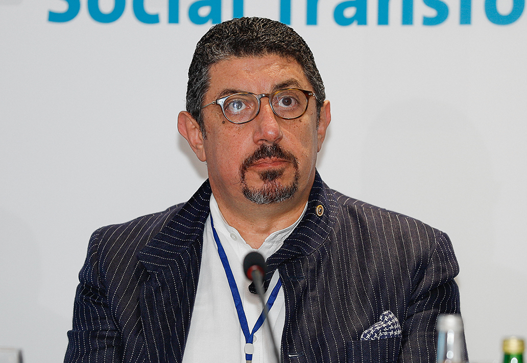 - علي عبد الرؤوف بالأصالة عن نفسه وبالنيابة عن هديل علي: المدينة الخليجية المعاصرة من الفضاء الخاص إلى العام